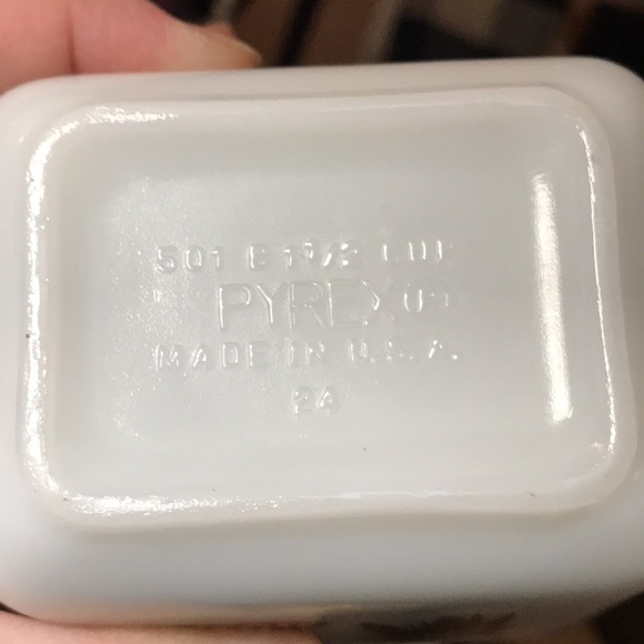 Vintage Pyrex Early American 501 “fridgie” 1.5 cups with lid. Made in USA - Picture 3 of 10